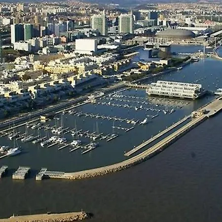 Parque Nações, Near Airport, Metro Station
